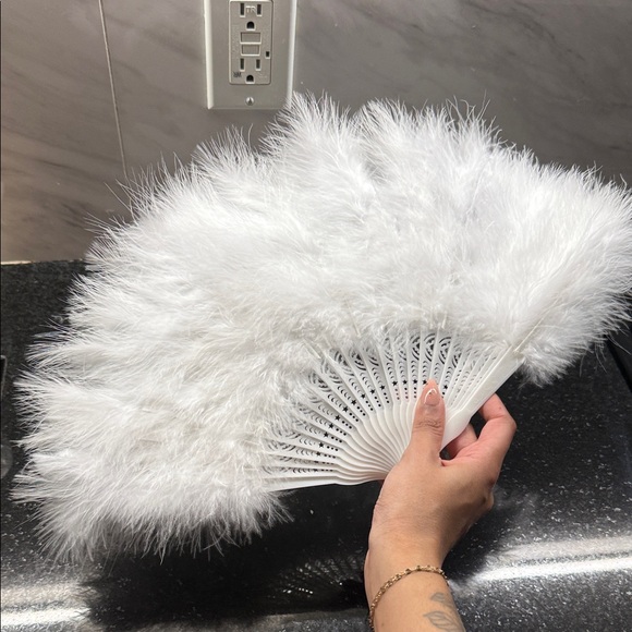 Miss Circle White Feather Fan - Picture 1 of 1